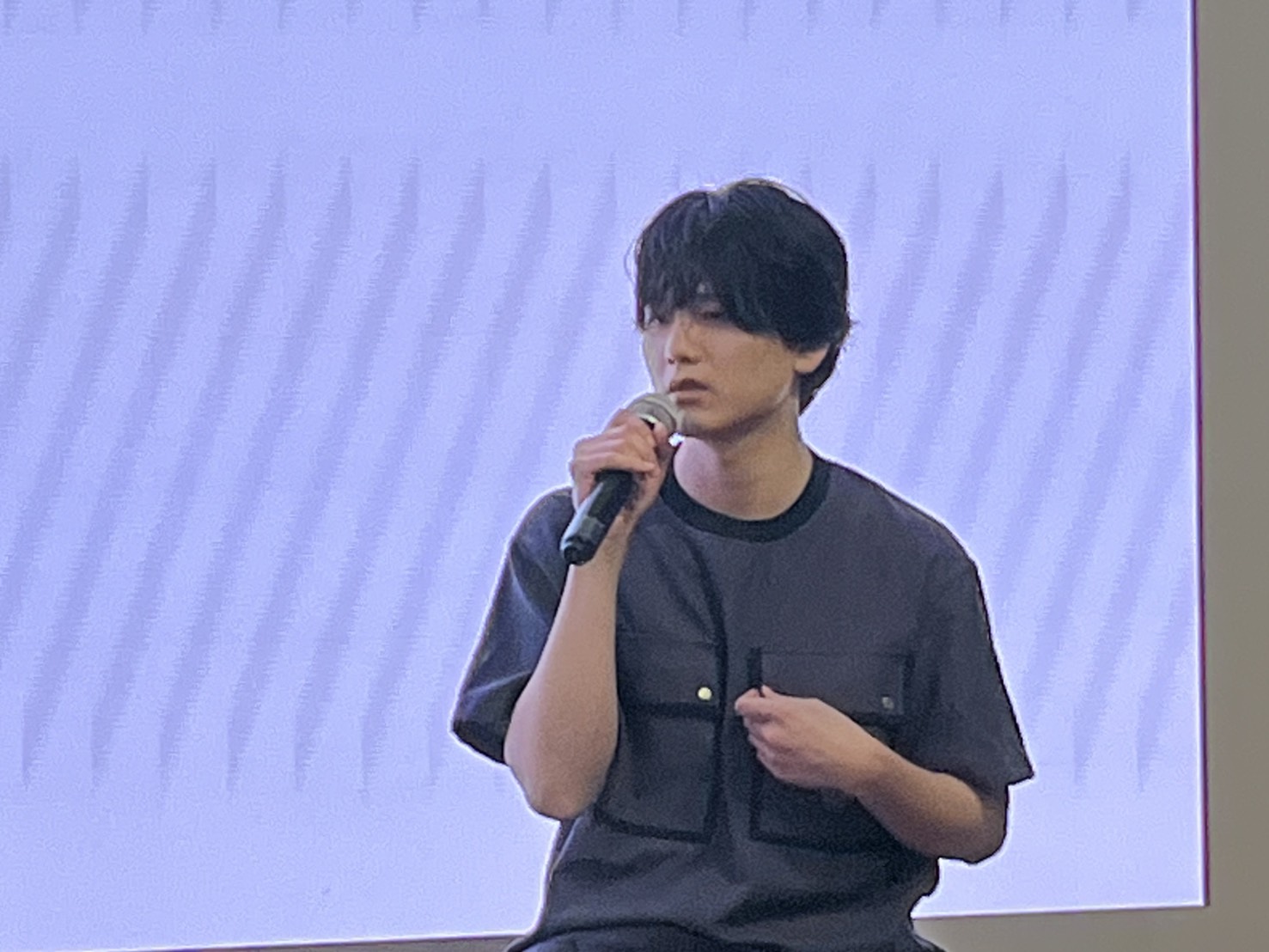 これまでの出演作や役柄の幅広さについて語る水石亜飛夢